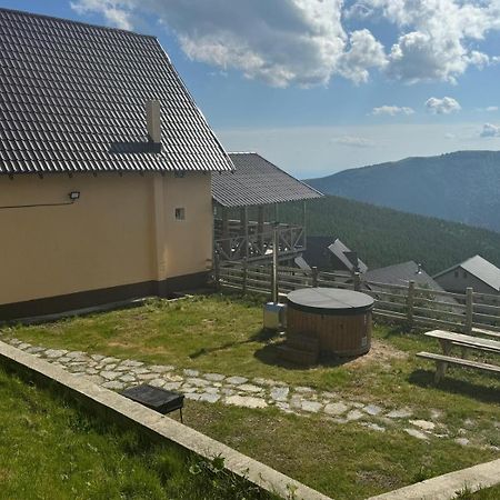 Lupul Dacic Hotel Ranca Exterior photo