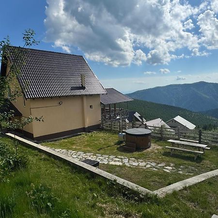 Lupul Dacic Hotel Ranca Exterior photo